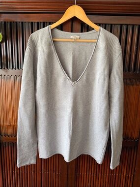 Wilfred Light Gray Ribbed V-Neck Sweater in Cashmere and Silk